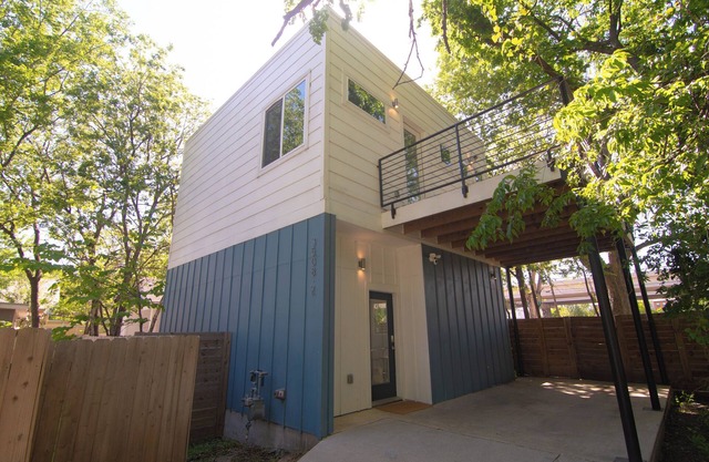 2 Minutes to UT & 8 min to Downtown: Pets OK + Free Bkfast & Coffee