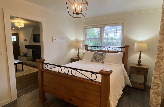 2 person jacuzzi suite with fireplace and kitchenette