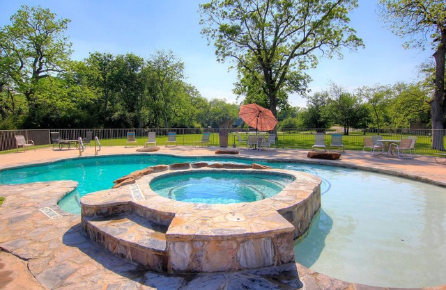 2 Pools, 4 Hot tubs on the Guadalupe River! Walk to Schlitterbahn!