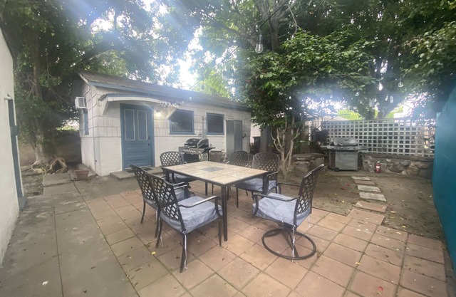 2 Queen Beds/1 Bath, Back House, FURNISHED STUDIO, Kitchenette, W/D, Patio/BBQ