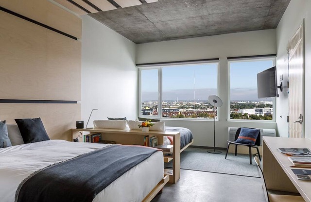 2 Queen Mountain View: The Source Hotel, Plush Mattresses, Rooftop Pool, 2 Units