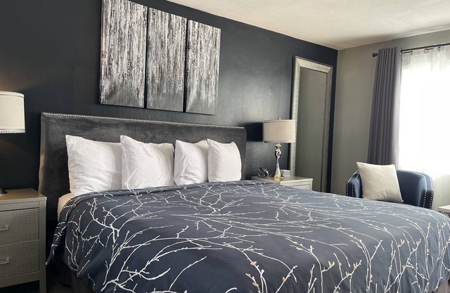 #2 Queen- View of Lake Superior, 2 minute walk to Burlington Bay!