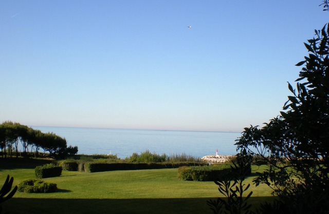 2-room apartment, in a private estate, 100m from the sea (housekeeping optional)