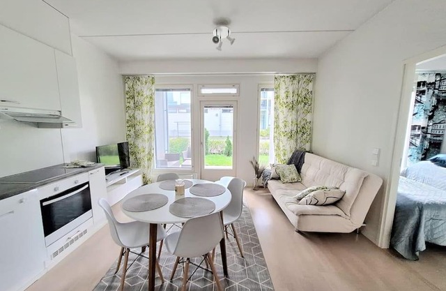 2-room apartment 7 min by train from airport
