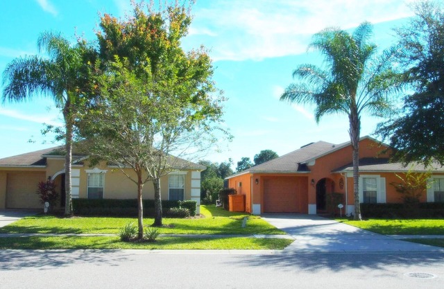 2 Side-By-Side Single Homes, Each with own Prviate Pool/SPA, Hardwood/Tile floor