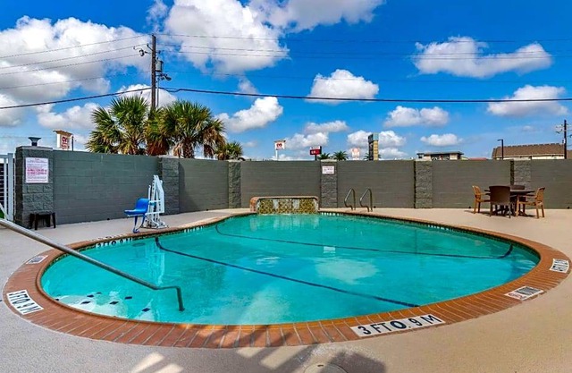 2-Star Hotel ∙ Comfort Suites Near Texas A&M Corpus Christi