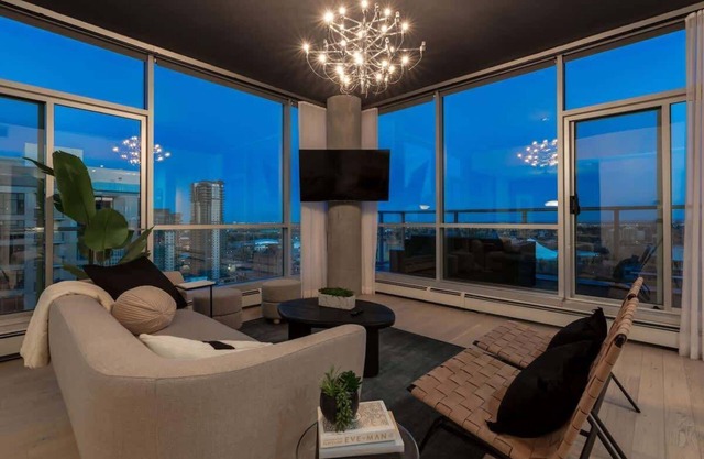 2 Storey Penthouse Panoramic Views,Parking,Stampede