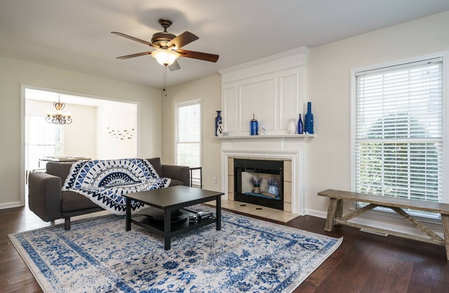 2 Story 2000 sqf Private Home! - Raleigh Durham Cary RDU