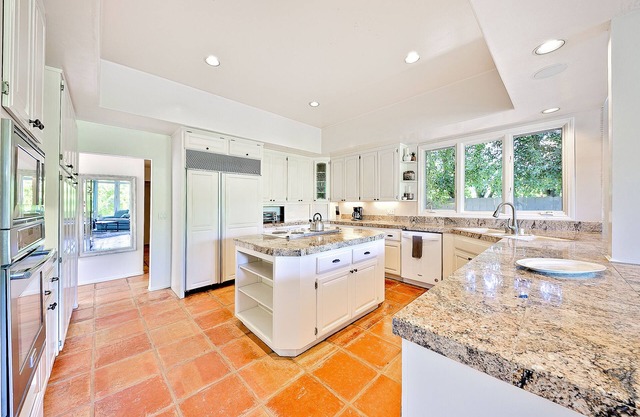 2-Story Dog-Friendly Home w/Extensive Patio, Gas Grill, Hot Tub, Great Location