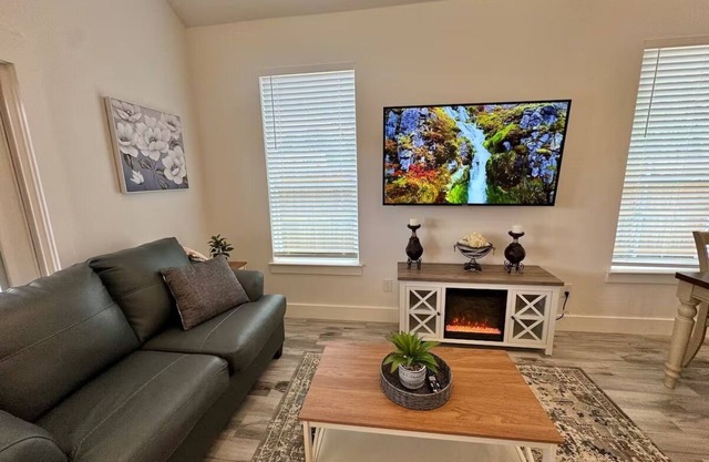 #2 Townhome San Antonio quiet “serene” 3-bedrooms ,6 beds 4 bathrooms sleep 11