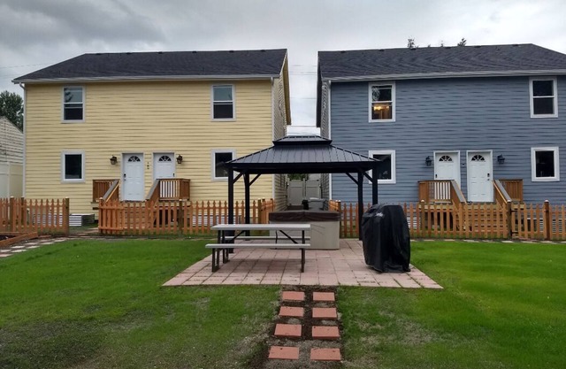 ⁑ 2 Townhomes with Smart TV & Blackout Curtains