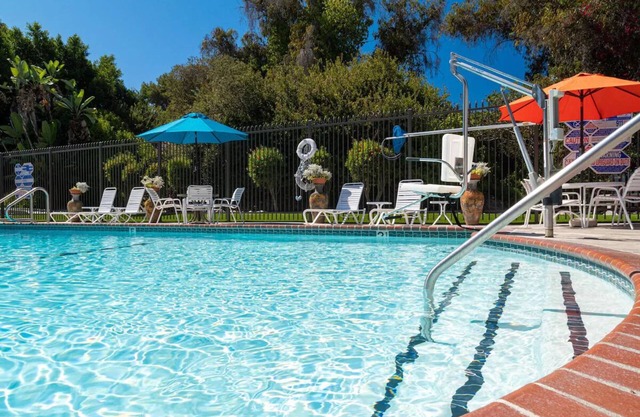 2 Units | Kitchenette | Pool | Near Beach & Downtown