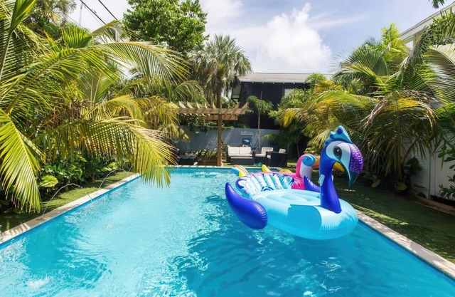 2 Units w/Heated Pool- 5BR WPB Retreat N Downtown