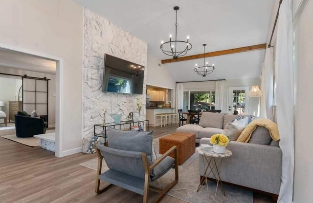 20 Guest, Lakefront Retreat, Hot Tub, Jet Ski Rental