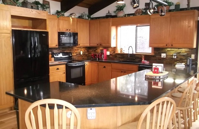 20% off Christmas ! Fun Great room, Hot tub, Pool Table, Foosball