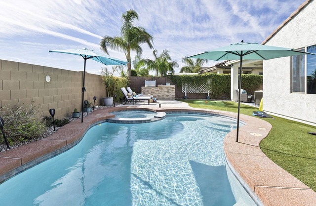 20% OFF Listed Summer Rates! Great Neighborhood, Heated Pool &Spa, Putting Area!