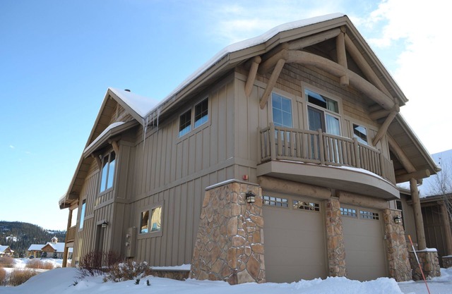 20% off-Luxury home w/mountain/creek views; sauna/steam room; upscale/peaceful