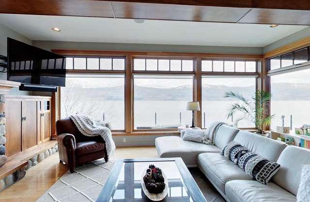 20% off month,Beach,Dock,golf green on LkOkanagan,5 bdr,large outdoor deck,patio
