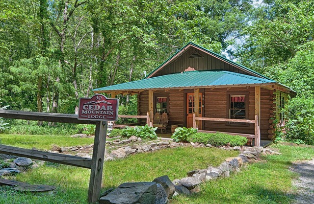 20% Off Regular Price! Romantic Cozy Cabin, Hot Tub, Fire Place, Close to Town