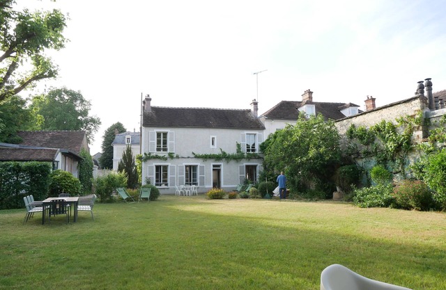 200 metres from the château, charming family home with outbuilding and garden