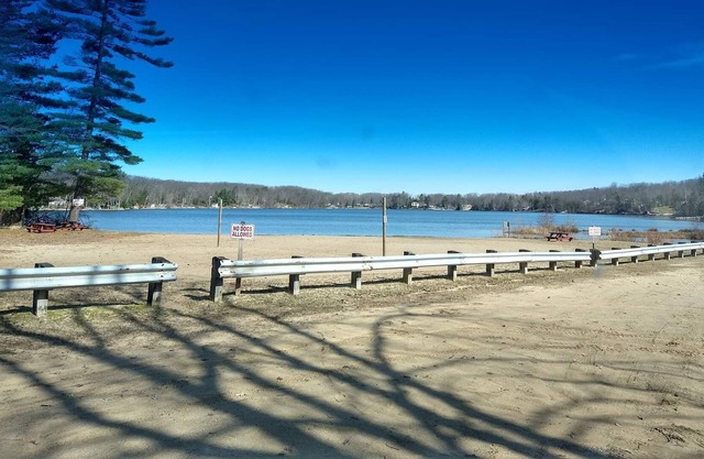 20Lakes Cozy cottage Lake community with Private Beaches State land & Orv