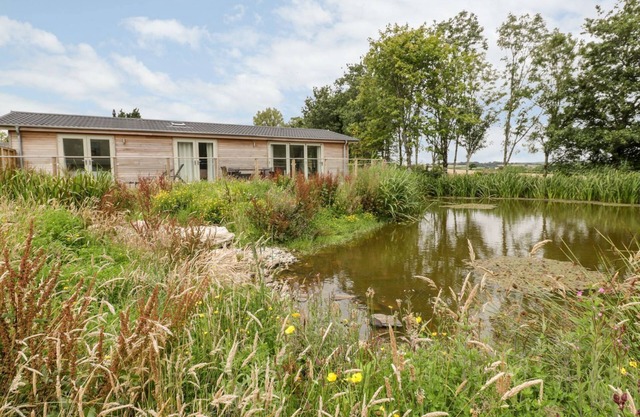 21 MEADOW RETREAT, pet friendly, country holiday cottage in Dobwalls