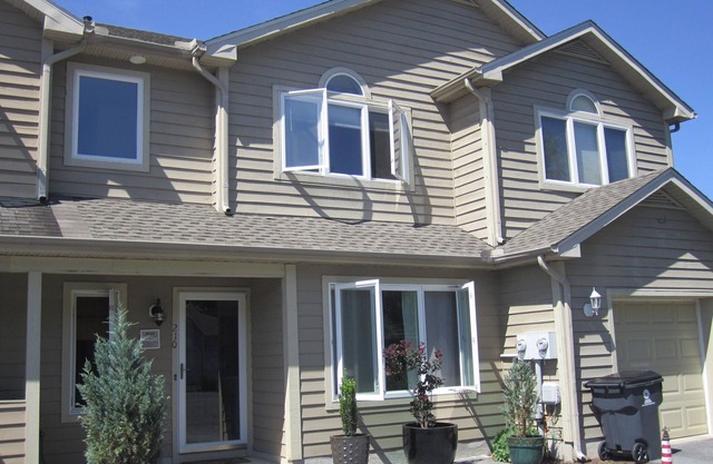 210 Lakeside - Lovely townhome in The Plantations East community!