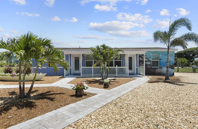 211 Turtle | King Bed | Beach Gear | 1 Block to Beach & Downtown | Dog Friendly