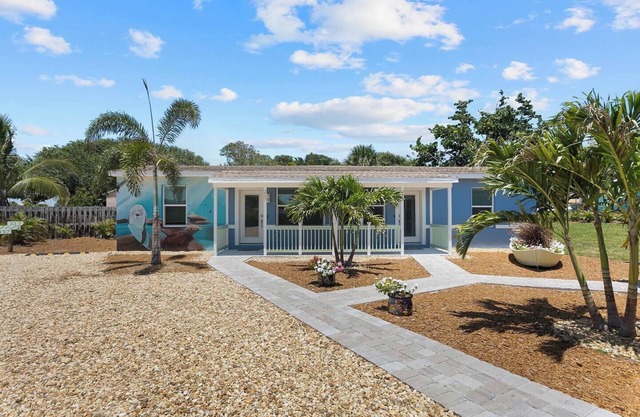 217 Dolphin | King Bed | BEACH | Walkable | Dog Friendly!