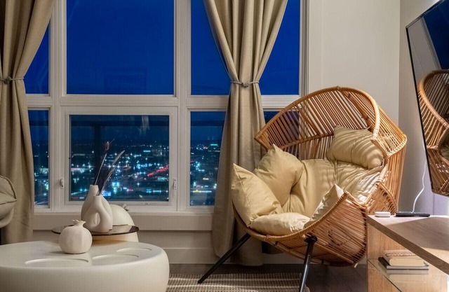 21st-Floor Penthouse City & Mountain Views