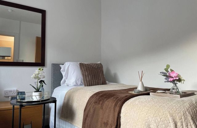 22 Guests - Edenderry Luxury Apartment Retreat