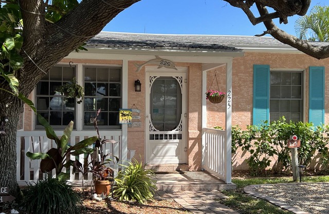 225 Cocoa Beach Stay Cottages - Pet Friendly, downtown, walk to the beach!