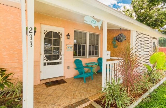 233 Cocoa Beach Stay Cottages - Pet Friendly, downtown, walk to the beach!
