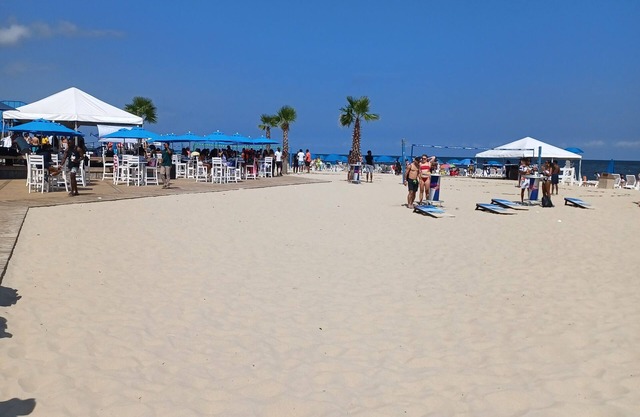 2500 sq ft home 4 blocks from Buckroe Beach, dog friendly