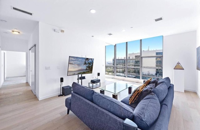 25th Floor Luxury Top Level Penthouse Epic Ocean/City/Lake/Mountain Views!