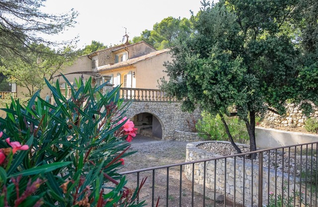260 M2 STONE HOUSE BETWEEN AIX-EN-PROVENCE AND LUBERON ON 2 HA LOT ,NATURAL POOL