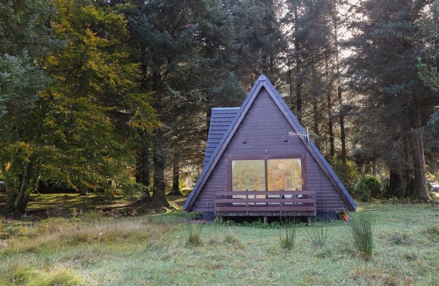 27 INVERGARRY LODGES, pet friendly, with a garden in Invergarry