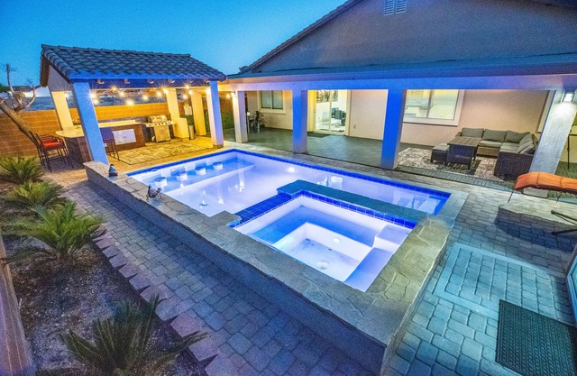2700 Sq Ft House W/25Foot Heatable NEW! Pool/Spa
