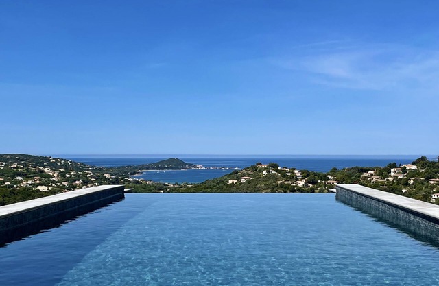 270m², 5 Bedrooms with shower romms and a swimming pool