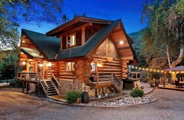 275B) Charming Getaway with Hot tub!