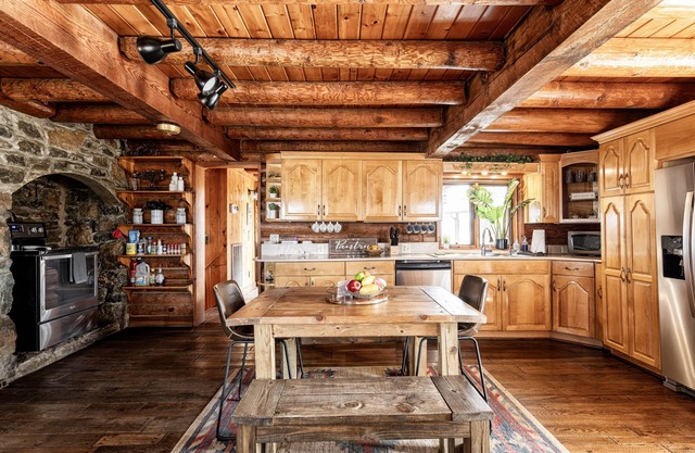 28 Min from Nashville Quiet Log Cabin W/Pool & Spa Sleeps 16