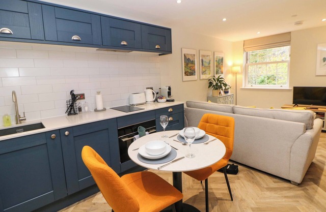 28 ROCK MILL HOLIDAY APARTMENTS, romantic, with a garden in Calver