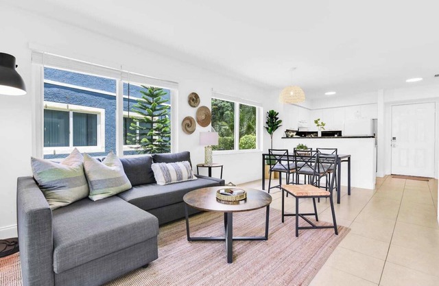 290B - Boca Retreat w/Pool, Parking, Near Evert Tennis & Shops