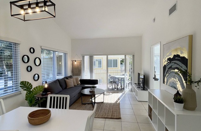 290C - Sunny 2 Bed Apt in West Boca - Close to Evert & Boca Prep