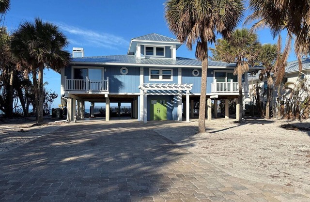 2961 Shore Ln - 3 bed/3 bath - Pool Home - Gulf front!