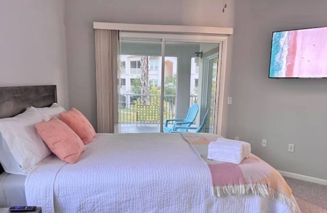 2BD Apt+Lake/FountainView+Balcony, Resort Style Pool, Wi-Fi, Desk, Gym, Kitchen