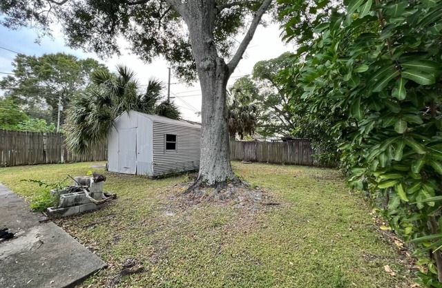 2BD Duplex Unit near St. Pete! Fast WiFi Monthly Savings & Pet Friendly!