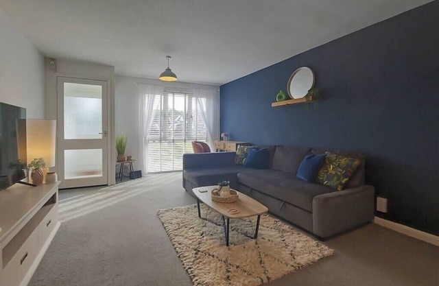 2BD Home: Locale Near Old Town and Fast London Links