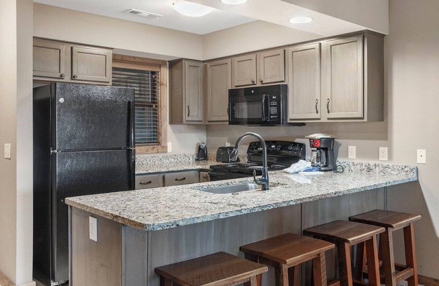 2BD Lake Condo Sleeps 10. Resort Perks, Golf and Ticket Discounts