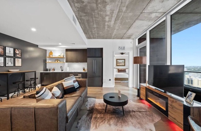 2BD Luxe Condo | Pool | Views | Walk to Rainey St